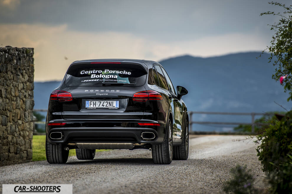 Porsche Cayenne Platinum Edition – rear three-quarter, black on a country road