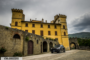 Porsche Cayenne Platinum Edition – front three-quarter, black in front of a castle