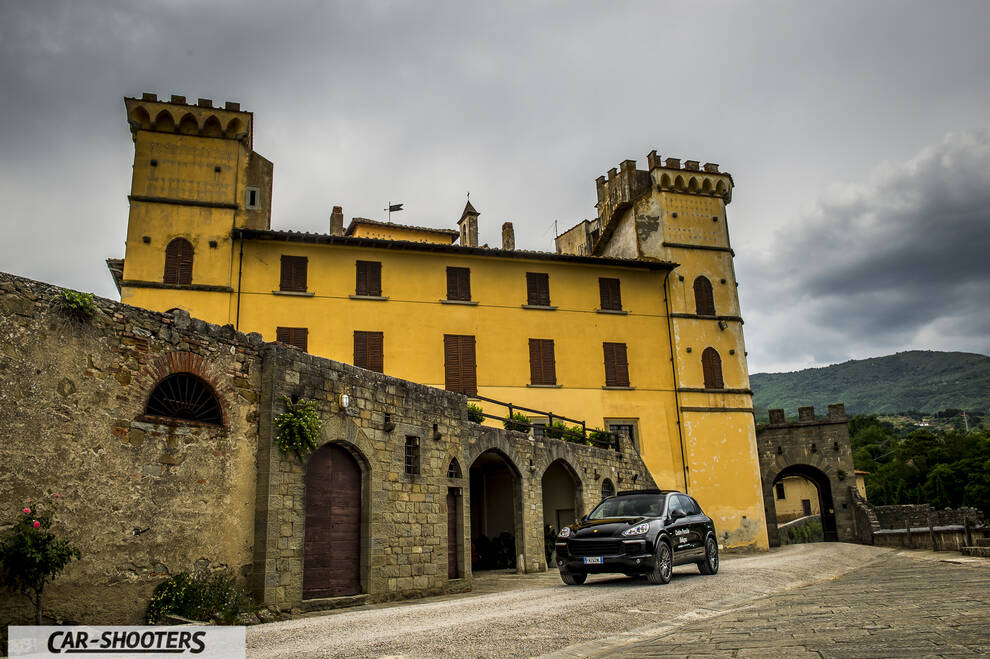 Porsche Cayenne Platinum Edition – front three-quarter, black in front of a castle