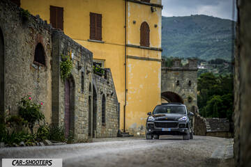 Porsche Cayenne Platinum Edition – front three-quarter, black on a historic street