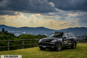 Porsche Cayenne Platinum Edition – front three-quarter, black against a mountain backdrop
