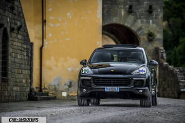 Porsche Cayenne Platinum Edition – front three-quarter, black on a cobbled street