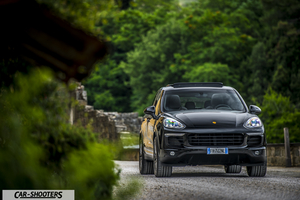 Porsche Cayenne Platinum Edition – front three-quarter, black on a country road