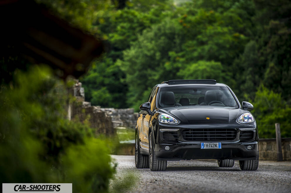 Porsche Cayenne Platinum Edition – front three-quarter, black on a country road