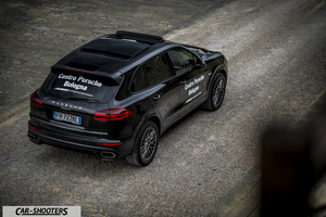 Porsche Cayenne Platinum Edition – rear three-quarter, black on a cobblestone street