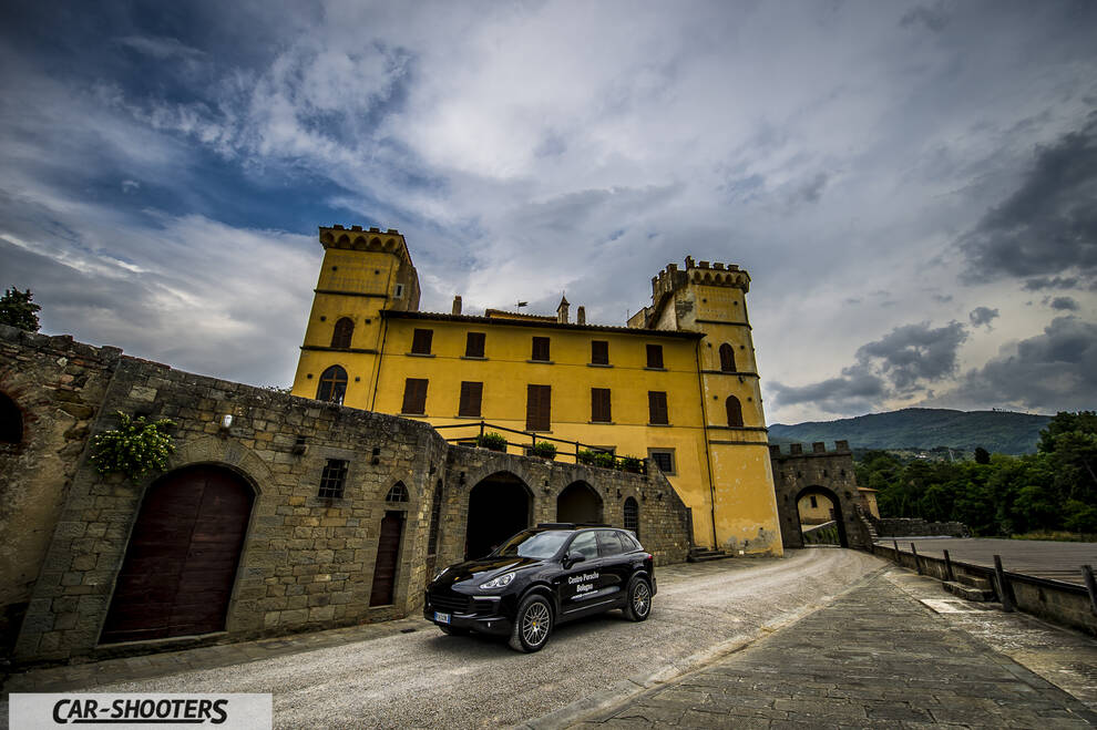 Porsche Cayenne Platinum Edition – front three-quarter, black against a historic building