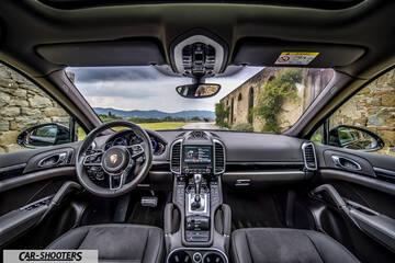 Porsche Cayenne Platinum Edition – dashboard, leather front seats