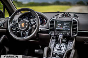 Porsche Cayenne Platinum Edition – dashboard, leather steering wheel and center console