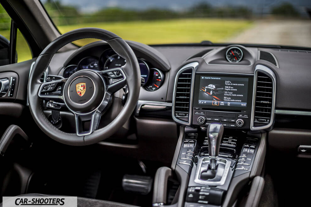 Porsche Cayenne Platinum Edition – dashboard, leather steering wheel and center console