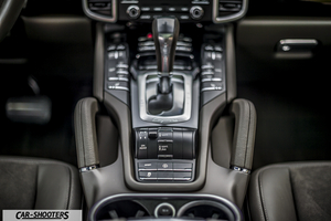 Porsche Cayenne Platinum Edition – interior, center console and gear shifter