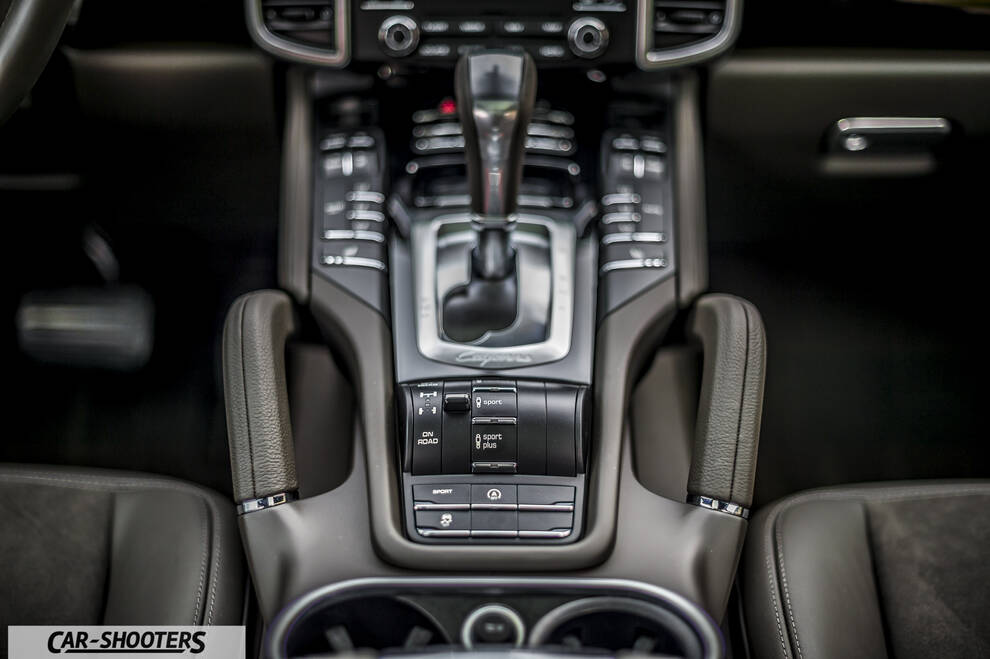 Porsche Cayenne Platinum Edition – interior, center console and gear shifter