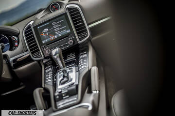 Porsche Cayenne Platinum Edition – dashboard, center console and infotainment screen