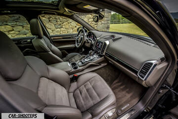 Porsche Cayenne Platinum Edition – interior, leather front seats