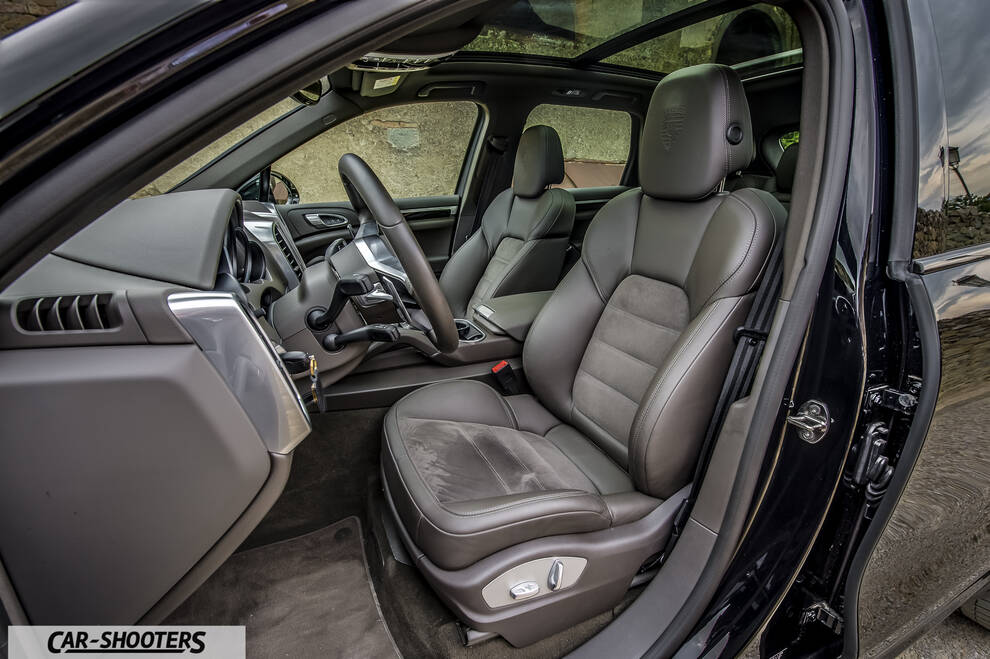 Porsche Cayenne Platinum Edition – interior, leather front seats