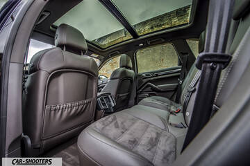 Porsche Cayenne Platinum Edition – interior, leather rear seats with panoramic sunroof