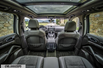 Porsche Cayenne Platinum Edition – interior, leather front seats