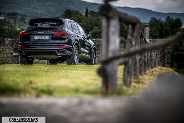 Porsche Cayenne Platinum Edition – rear three-quarter, black against a mountain backdrop