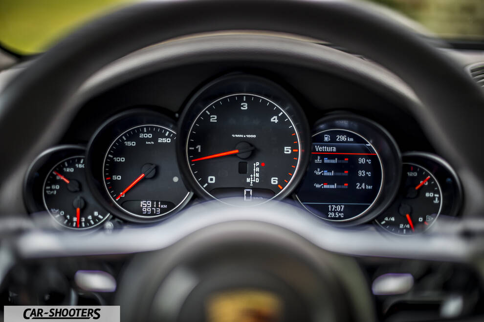 Porsche Cayenne Platinum Edition – dashboard, analog instrument cluster