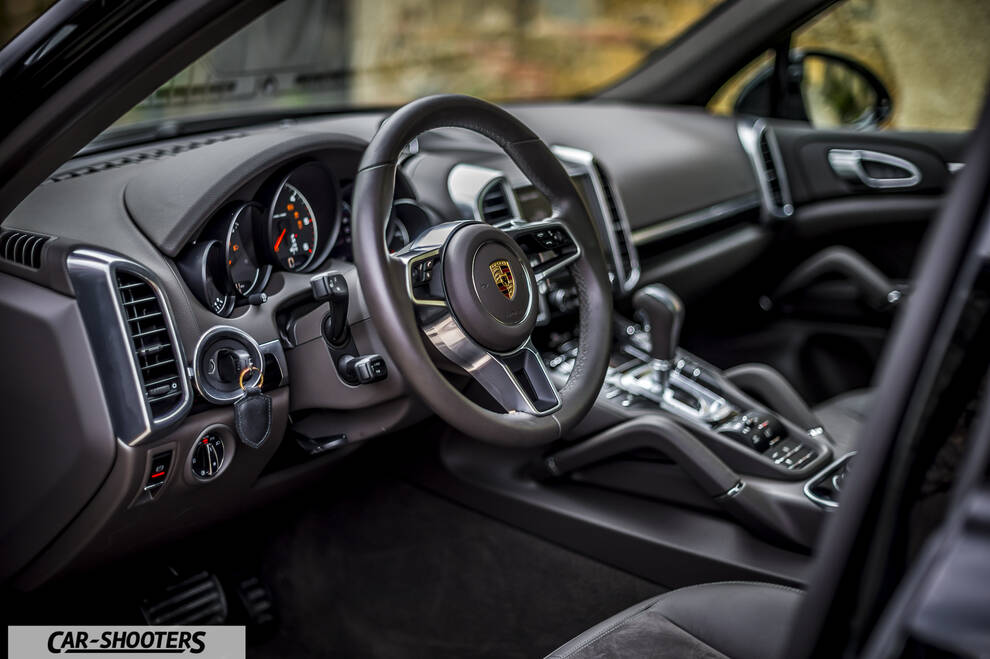 Porsche Cayenne Platinum Edition – dashboard, leather steering wheel and center console