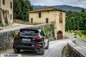 Porsche Cayenne Platinum Edition – rear view, black on a country road