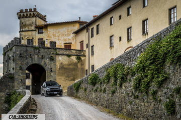 Porsche Cayenne Platinum Edition – front three-quarter, black against a historic castle backdrop