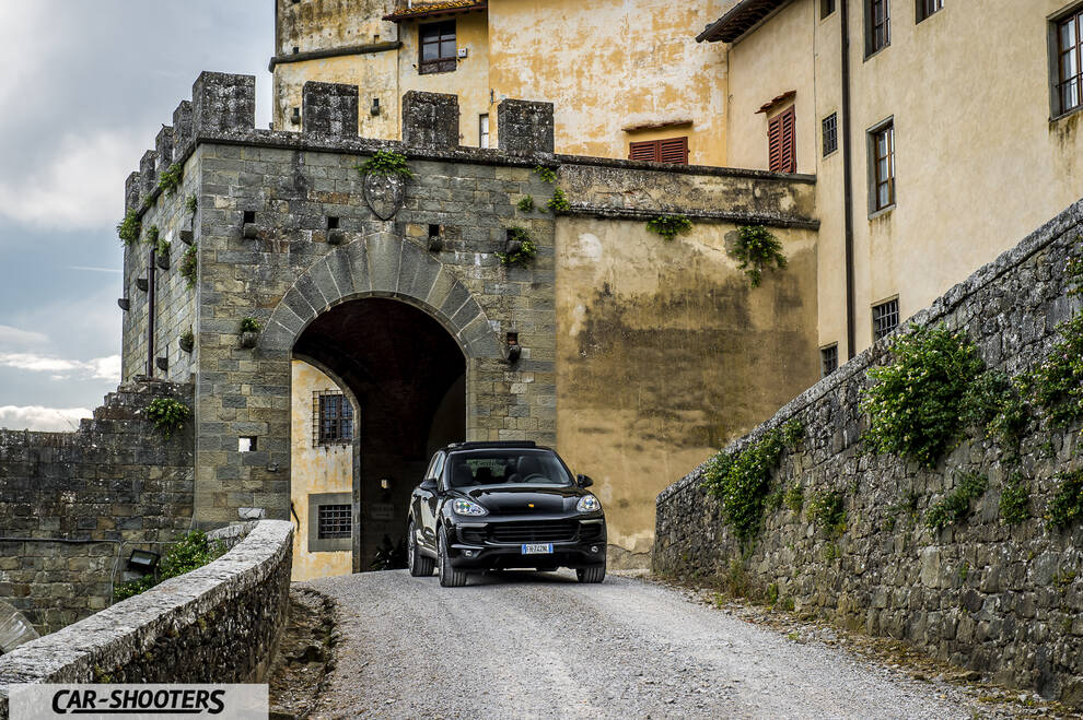 Porsche Cayenne Platinum Edition – front three-quarter, black in front of an old fortress