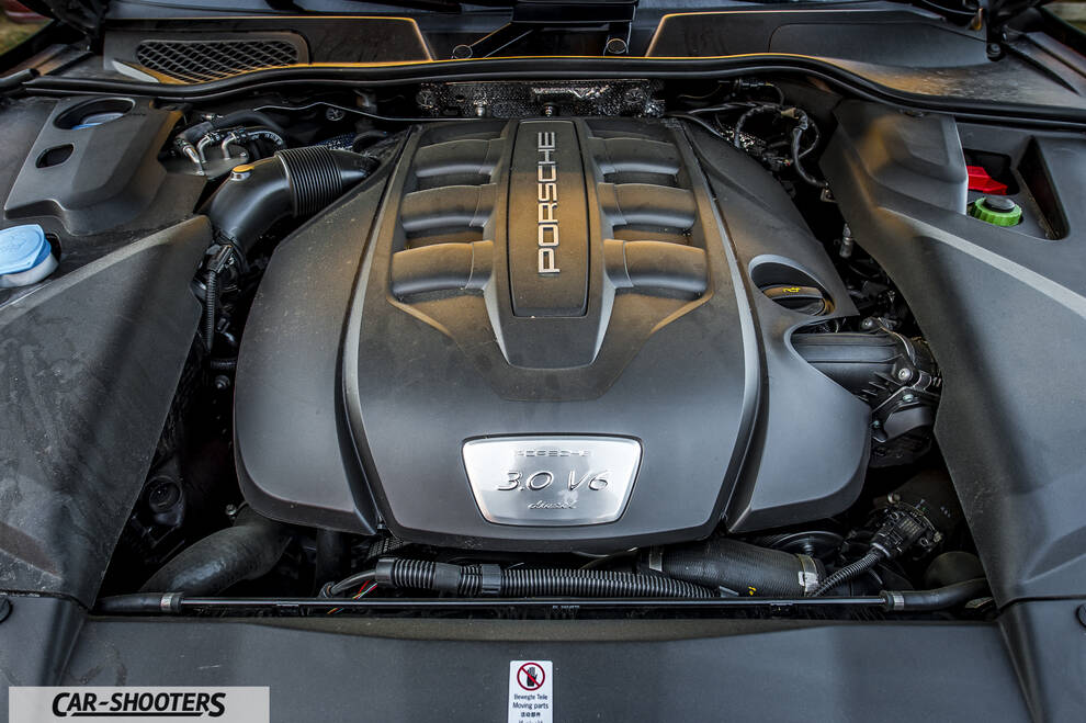 Porsche Cayenne Platinum Edition – engine bay, porsche engine cover