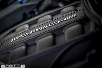 Porsche Cayenne Platinum Edition – engine bay, engine cover closeup