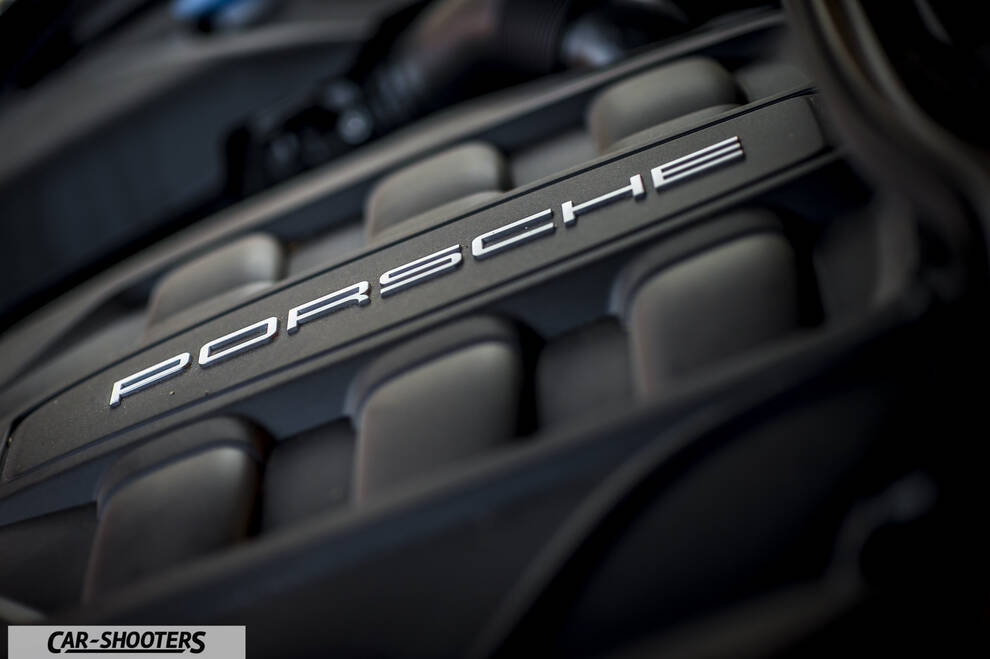 Porsche Cayenne Platinum Edition – engine bay, engine cover closeup