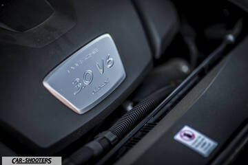 Porsche Cayenne Platinum Edition – engine bay, engine cover close-up