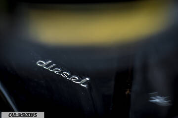 Porsche Cayenne Platinum Edition – detail, diesel badge close-up