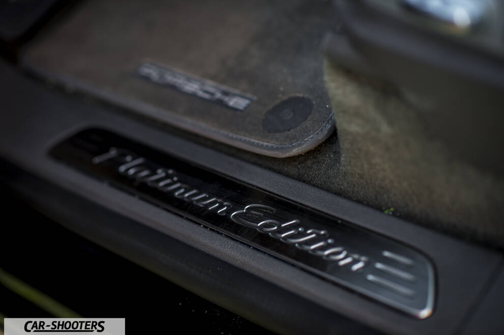 Porsche Cayenne Platinum Edition – detail, door sill plate close-up