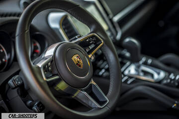 Porsche Cayenne Platinum Edition – dashboard, leather steering wheel close-up