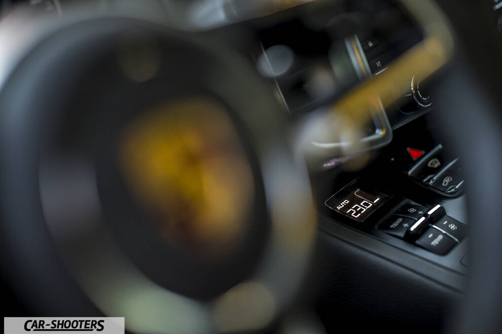 Porsche Cayenne Platinum Edition – dashboard, climate control display