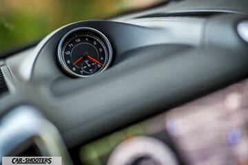 Porsche Cayenne Platinum Edition – dashboard, dashboard clock closeup