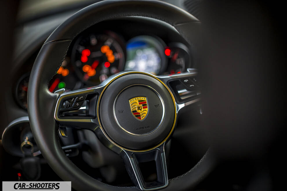 Porsche Cayenne Platinum Edition – dashboard, steering wheel close up
