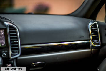 Porsche Cayenne Platinum Edition – dashboard, passenger side dashboard with vents