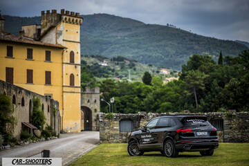 Porsche Cayenne Platinum Edition – rear three-quarter, black against a historic castle backdrop