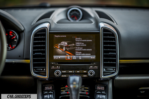 Porsche Cayenne Platinum Edition – dashboard, center console with infotainment screen
