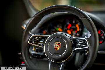 Porsche Cayenne Platinum Edition – dashboard, leather steering wheel close-up