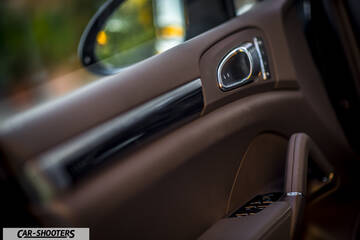 Porsche Cayenne Platinum Edition – interior, brown leather door panel