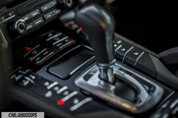 Porsche Cayenne Platinum Edition – detail, gear shifter and center console