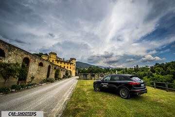 Porsche Cayenne Platinum Edition – rear three-quarter, black against a castle backdrop