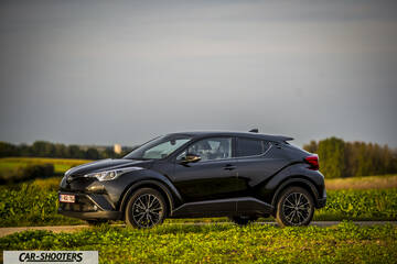 Toyota C HR – front three-quarter, black on a country road