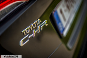 Toyota C HR – detail, emblem close-up