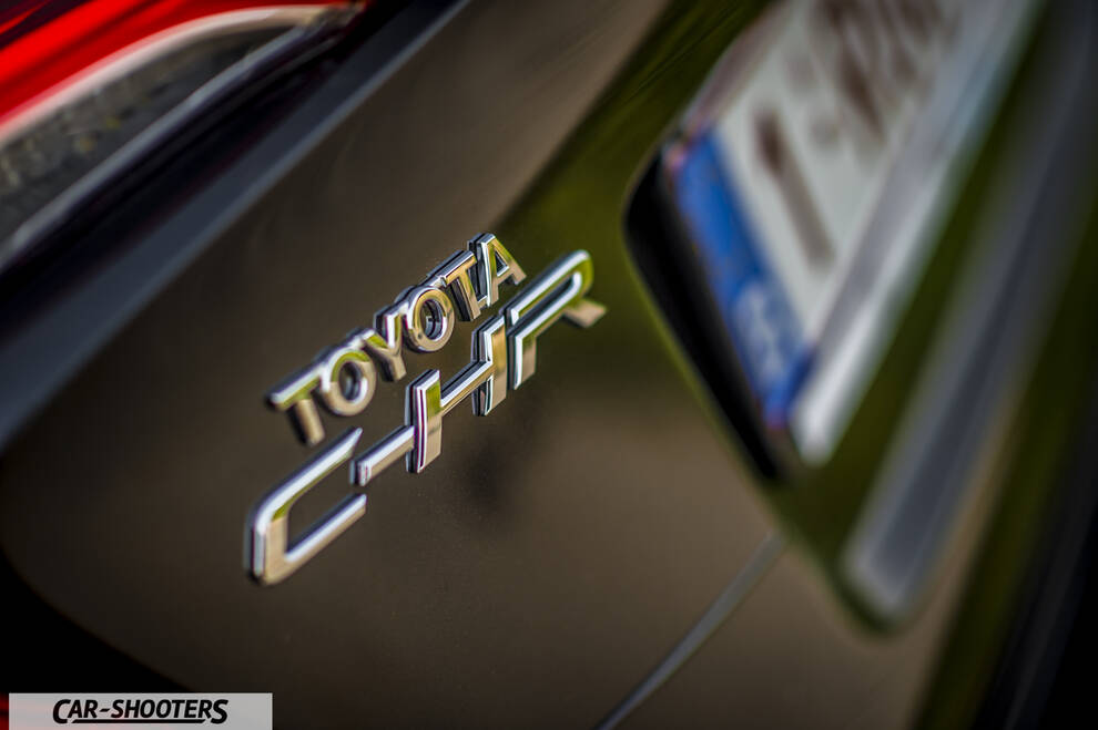 Toyota C HR – detail, emblem close-up