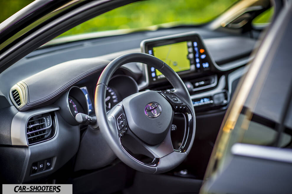 Toyota C HR – dashboard, modern steering wheel and infotainment screen
