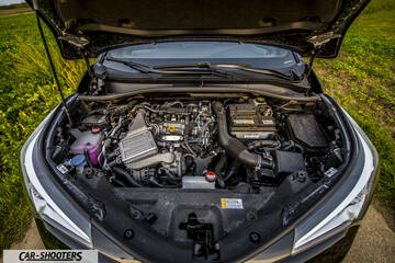 Toyota C HR – engine bay, in a grassy field