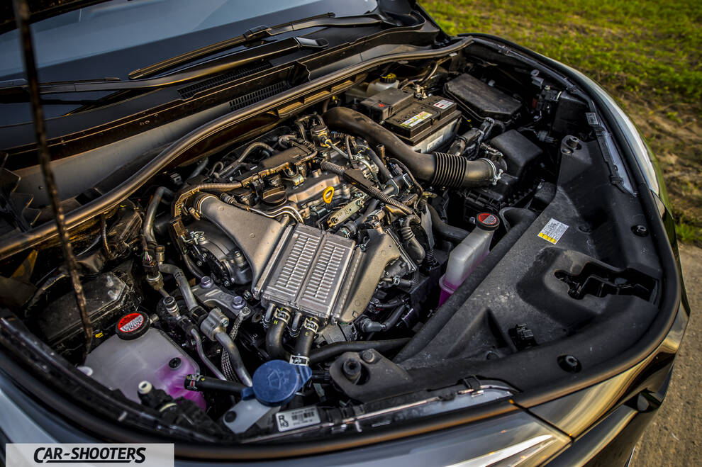 Toyota C HR – engine bay, open hood view