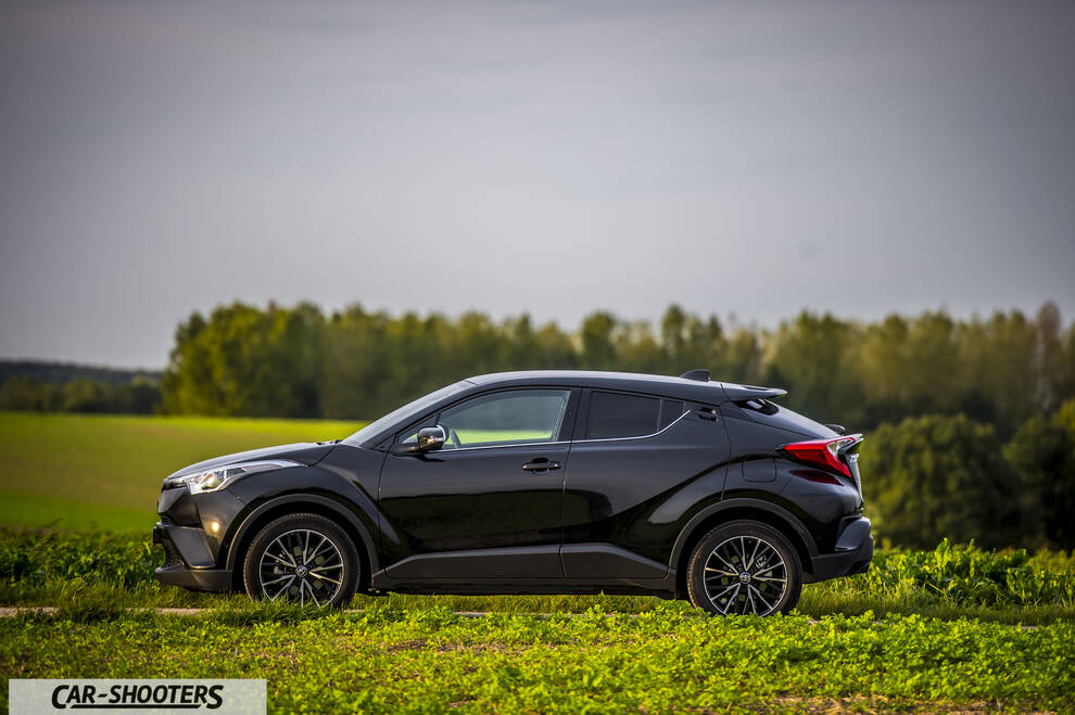 Toyota C HR – side profile, black on a country road